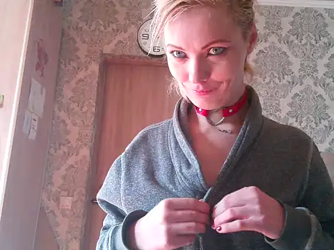 Snapshot of WildMissNiks chatting on 09.19.25 WildMissNiks online show from 09.19.25