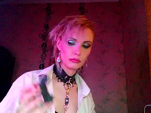 WildMissNiks online show from 12.04.25