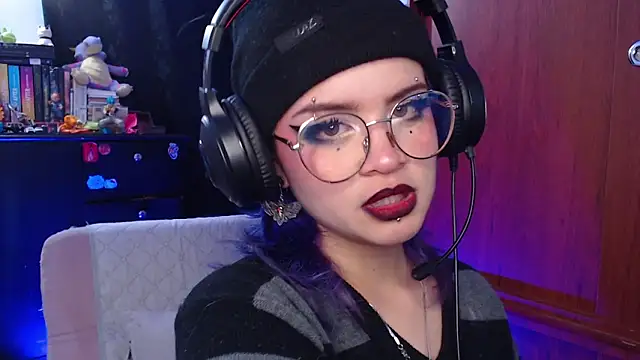 Snapshot of Raventh_ chatting on 10.04.25 Raventh online show from 10.04.25