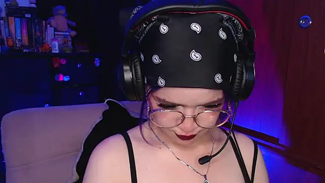 Snapshot of Raventh_ chatting on 10.11.25 Raventh online show from 10.11.25