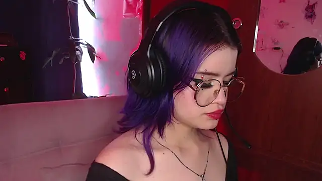 Snapshot of Raventh_ chatting on 10.13.25 Raventh online show from 10.13.25