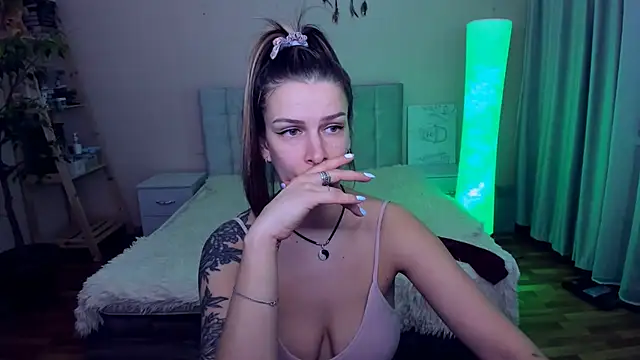 Snapshot of AlexiaDarren chatting on 03.19.25 AlexiaDarren online show from 03.19.25