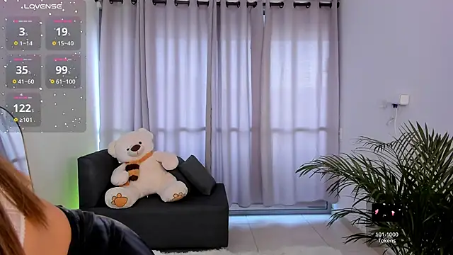 roxie gates  online show from 01.14.25