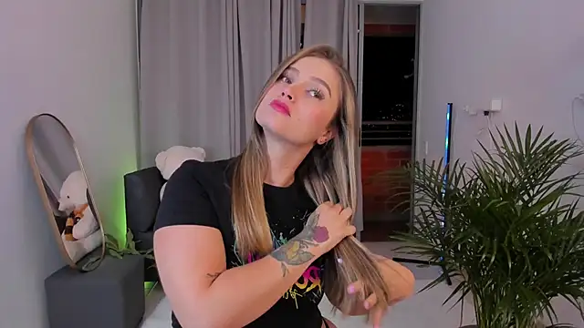 roxie gates  online show from 02.13.25