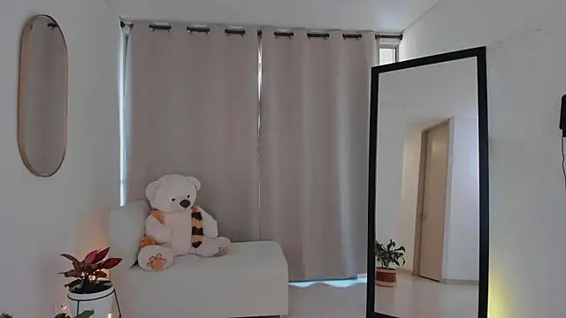 roxie gates  online show from 09.29.25