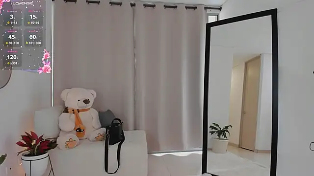 roxie gates  online show from 10.10.25