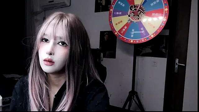 Snapshot of candy_cola chatting on 02.15.25 candy cola online show from 02.15.25