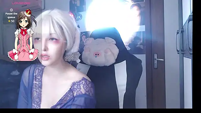 Snapshot of candy_cola chatting on 10.13.25 candy cola online show from 10.13.25