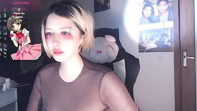 Snapshot of candy_cola chatting on 10.18.25 candy cola online show from 10.18.25