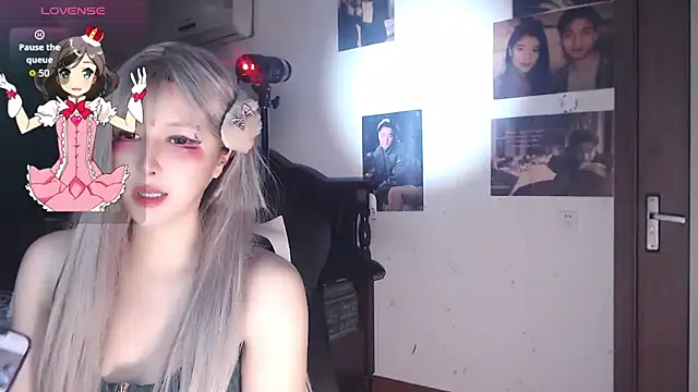 Snapshot of candy_cola chatting on 10.20.25 candy cola online show from 10.20.25