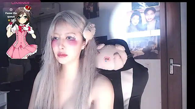 Snapshot of candy_cola chatting on 10.21.25 candy cola online show from 10.21.25