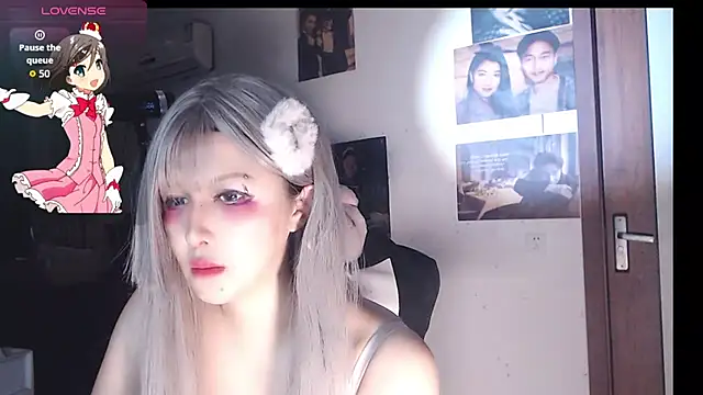 Snapshot of candy_cola chatting on 10.22.25 candy cola online show from 10.22.25