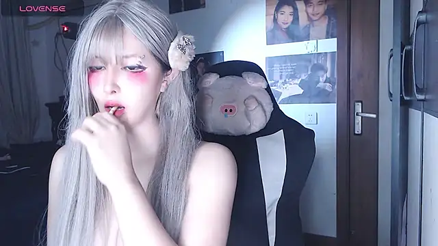 Snapshot of candy_cola chatting on 10.28.25 candy cola online show from 10.28.25