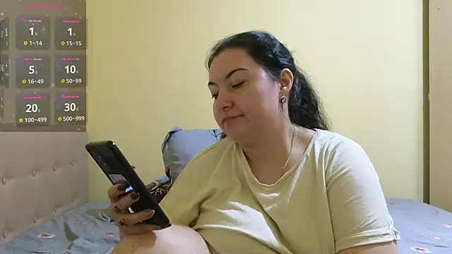 Snapshot of BBW_MILF_4U chatting on 02.07.25 BBW MILF 4U online show from 02.07.25