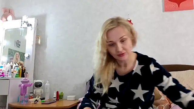 Snapshot of ModelEva chatting on 10.04.25 ModelEva online show from 10.04.25