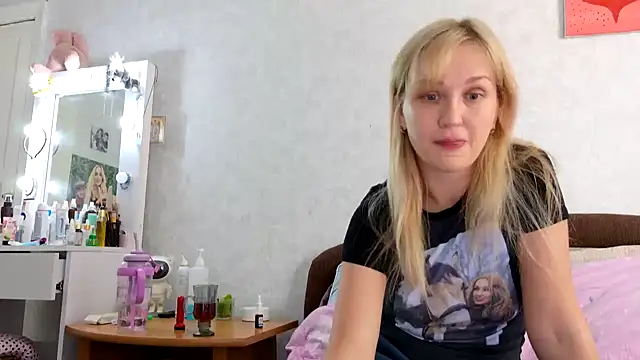 Snapshot of ModelEva chatting on 10.07.25 ModelEva online show from 10.07.25