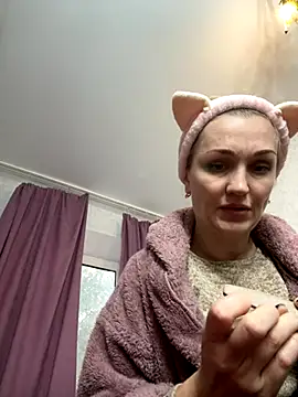 Snapshot of ModelEva chatting on 10.23.25 ModelEva online show from 10.23.25