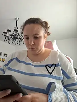 Snapshot of AureliaWinter chatting on 01.12.25 AureliaWinter online show from 01.12.25