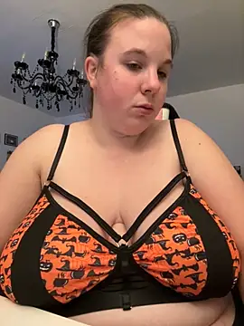 Snapshot of AureliaWinter chatting on 10.30.25 AureliaWinter online show from 10.30.25