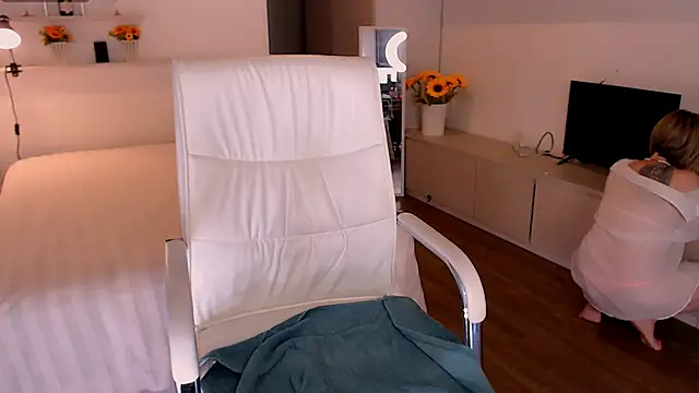 Tilly Eliot online show from 12.04.25