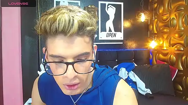 Snapshot of angel_sexyevil chatting on 12.15.24 angel sexyevil online show from 12.15.24