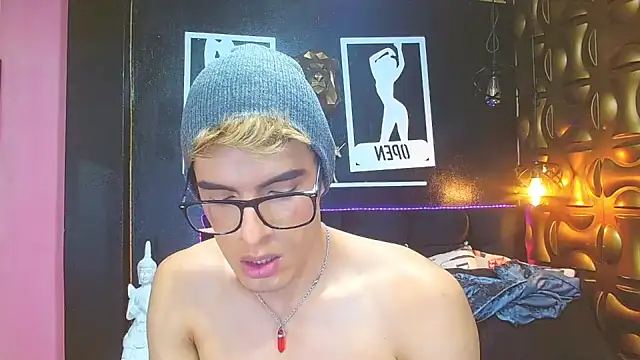 Snapshot of angel_sexyevil chatting on 12.29.24 angel sexyevil online show from 12.29.24