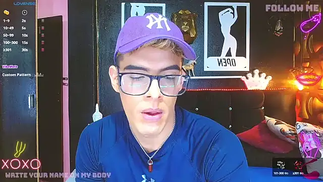 Snapshot of angel_sexyevil chatting on 01.06.25 angel sexyevil online show from 01.06.25
