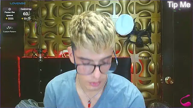 Snapshot of angel_sexyevil chatting on 02.15.25 angel sexyevil online show from 02.15.25
