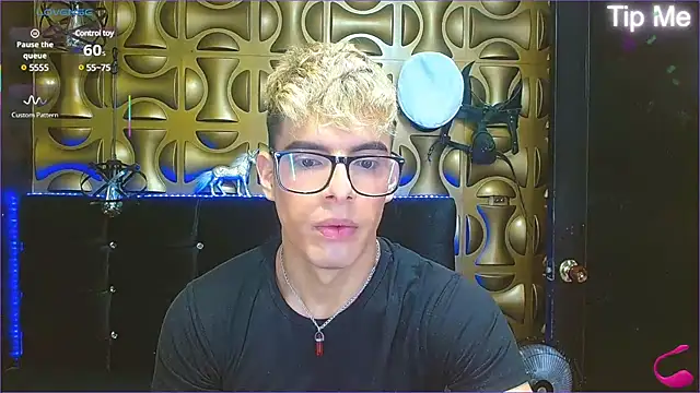 Snapshot of angel_sexyevil chatting on 02.18.25 angel sexyevil online show from 02.18.25