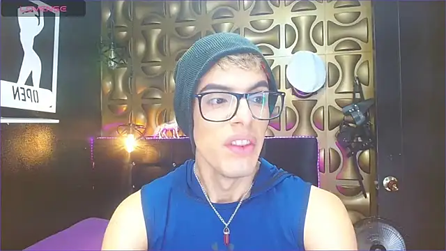 Snapshot of angel_sexyevil chatting on 03.08.25 angel sexyevil online show from 03.08.25