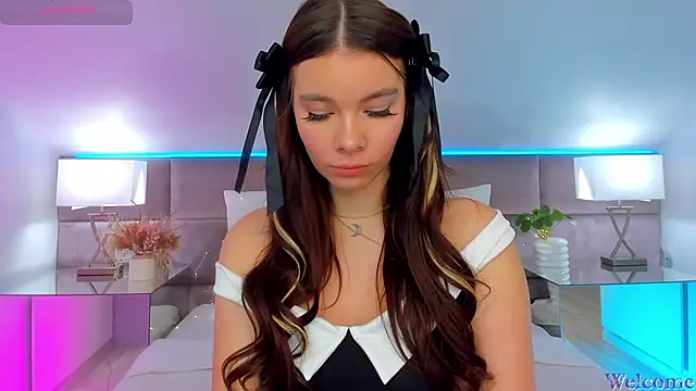 MiaMuse online show from 10.18.25