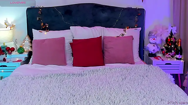 MiaMuse online show from 12.18.25