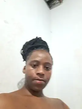 Snapshot of creamyqueen chatting on 11.01.25 creamyqueen online show from 11.01.25