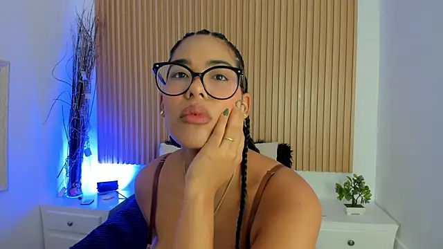 Snapshot of GenesisRuiz chatting on 04.16.26 GenesisRuiz online show from 04.16.26