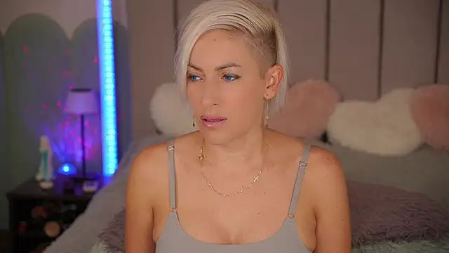 Snapshot of VickySecret96 chatting on 09.27.25 VickySecret96 online show from 09.27.25