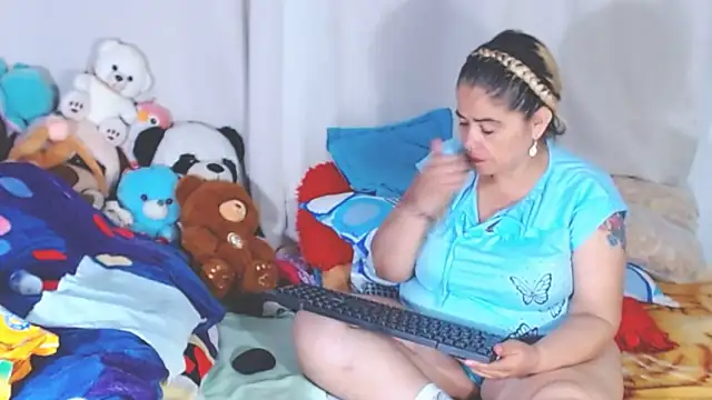 Snapshot of estrellita_fugaz16x chatting on 10.05.25 estrellita fugaz16x online show from 10.05.25