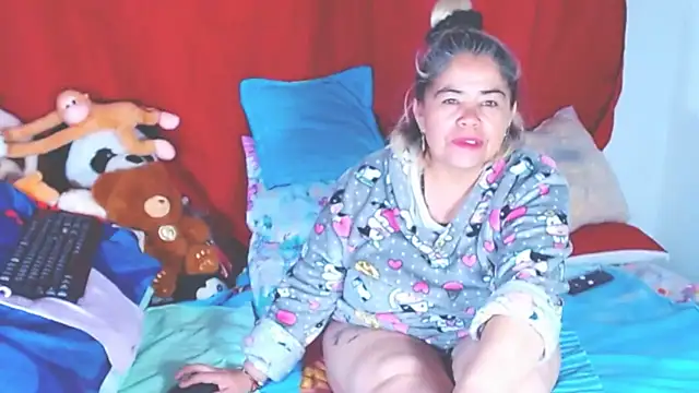 Snapshot of estrellita_fugaz16x chatting on 10.17.25 estrellita fugaz16x online show from 10.17.25