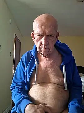 Snapshot of Strap_ chatting on 04.16.26 Strap online show from 04.16.26