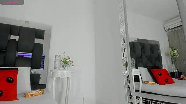 Snapshot of tanyyaa chatting on 12.19.24 tanyyaa online show from 12.19.24