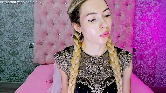 Snapshot of Akilla_Queen chatting on 10.22.25 Akilla Queen online show from 10.22.25