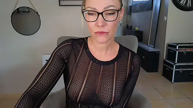 Snapshot of Sacha-xx chatting on 09.26.25 Sacha-xx online show from 09.26.25