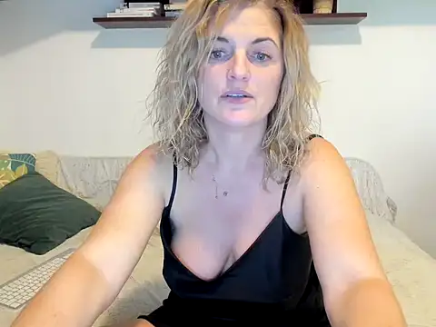 Snapshot of Jadore_able chatting on 01.16.25 Jadore able online show from 01.16.25