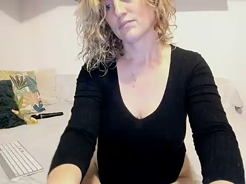 Snapshot of Jadore_able chatting on 02.08.25 Jadore able online show from 02.08.25