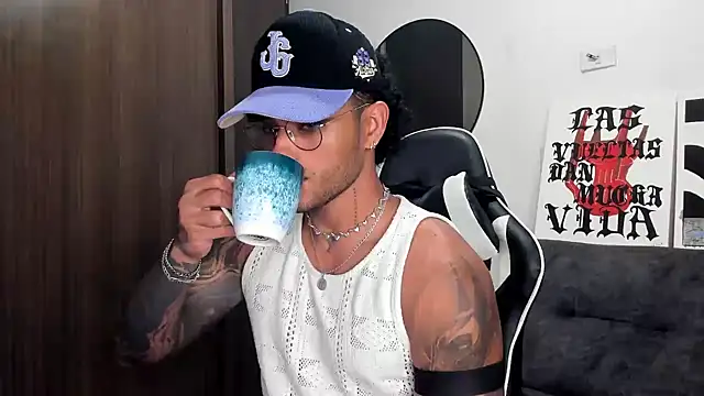 Snapshot of Alessandro_Vanni chatting on 10.10.25 Alessandro Vanni online show from 10.10.25