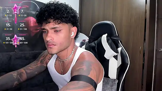 Snapshot of Alessandro_Vanni chatting on 10.22.25 Alessandro Vanni online show from 10.22.25