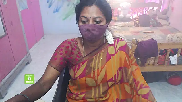 Snapshot of Novapol chatting on 11.19.25 Novapol online show from 11.19.25