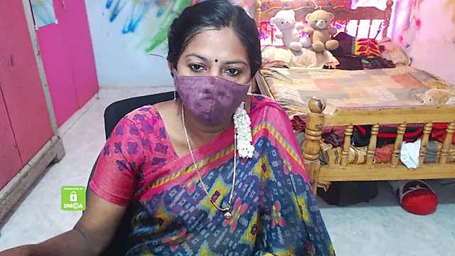 Snapshot of Novapol chatting on 11.20.25 Novapol online show from 11.20.25