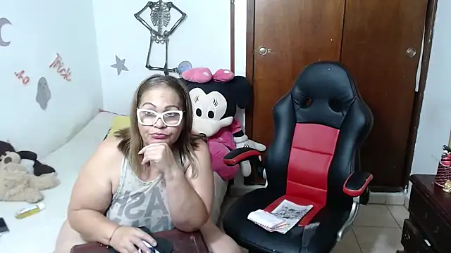 Snapshot of Britney-22 chatting on 10.21.25 Britney-22 online show from 10.21.25