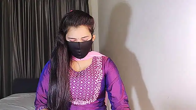YourLovelyQueen online show from 01.22.25