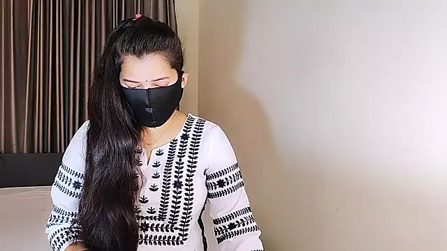 YourLovelyQueen online show from 03.12.25